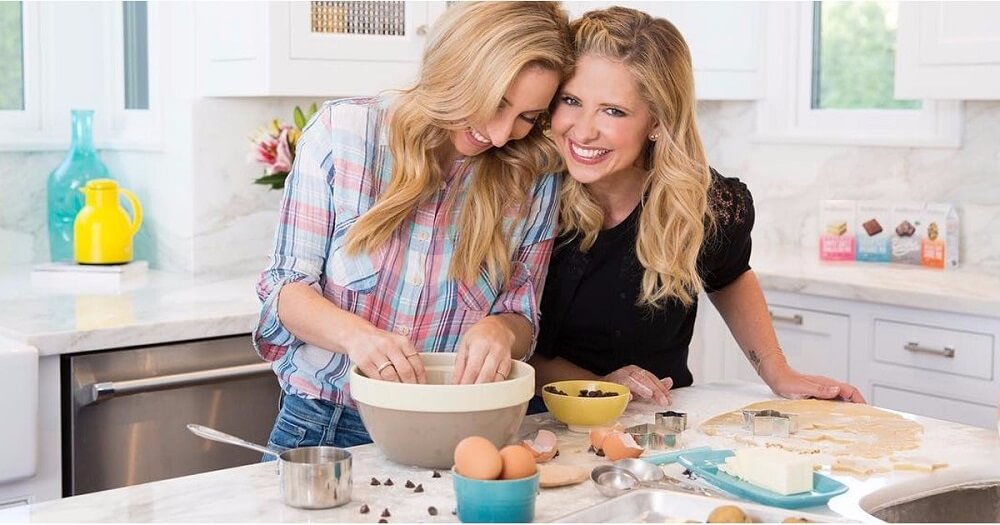 Sarah Michelle Gellar Cooking with Friend